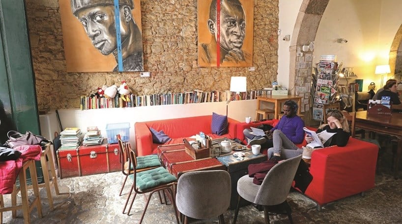 Sugestões para desfrutar de um café enquanto lê um livro