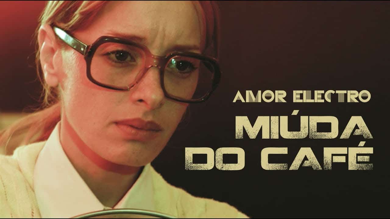 Videoclipe de “Miúda do Café”, dos Amor Electro.