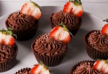 Copos de chocolate e Morango