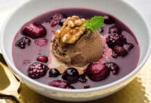 Sopa de Frutos Vermelhos com Gelado de Chocolate